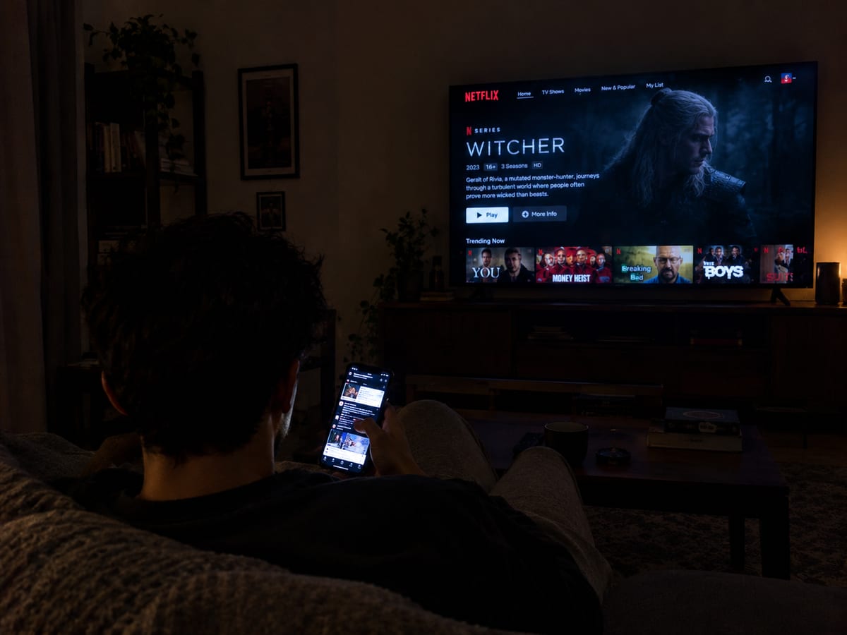 Do You Think You're Losing Focus? How Scrolling While Watching TV Affects Your Memory