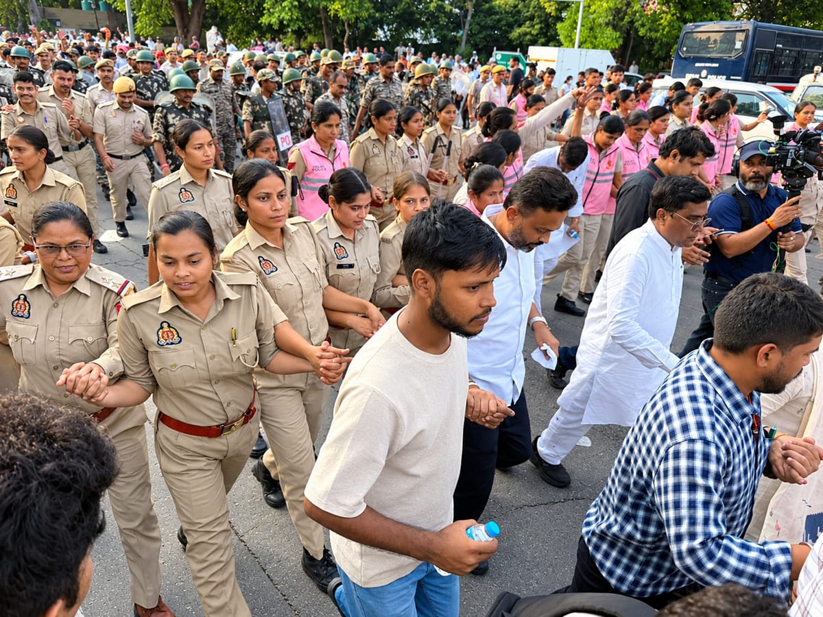 Delhi Police personnel form a security cordon around protesters during the INDIA bloc protest in New Delhi.
